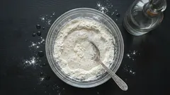 Smíchání mouky s octem: proč se to doporučuje a jak to využít v domácnosti?