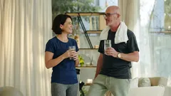 Chůze nebo cvičení doma: co je lepší pro každodenní život po čtyřicítce?